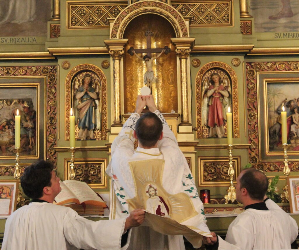 Tridentine Mass - Elevation of the Host, photographed by Servus Tuus / Wikimedia Commons