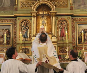 Tridentine Mass - Elevation of the Host, photographed by Servus Tuus / Wikimedia Commons