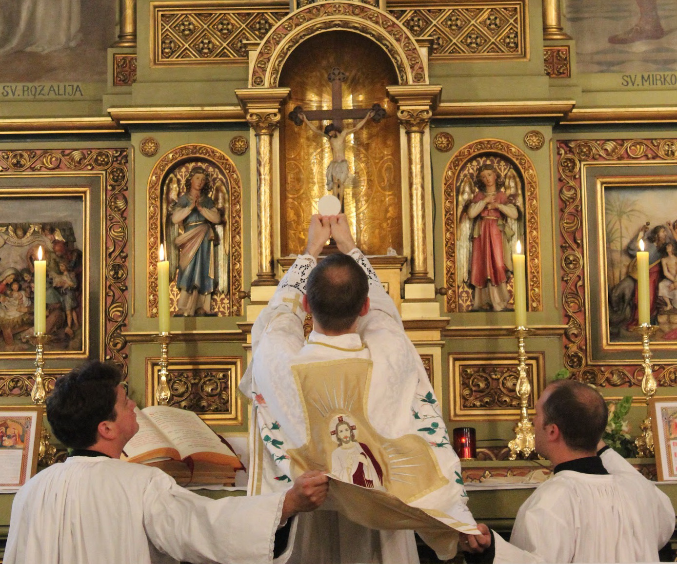 Tridentine Mass - Elevation of the Host, photographed by Servus Tuus / Wikimedia Commons