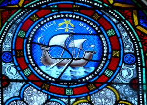 Stained glass of Our Lady, Star of the Sea photographed by Wolfgang Sauber, 2017. Eglise Notre-Dame de la Nativite / Wikimedia Commons