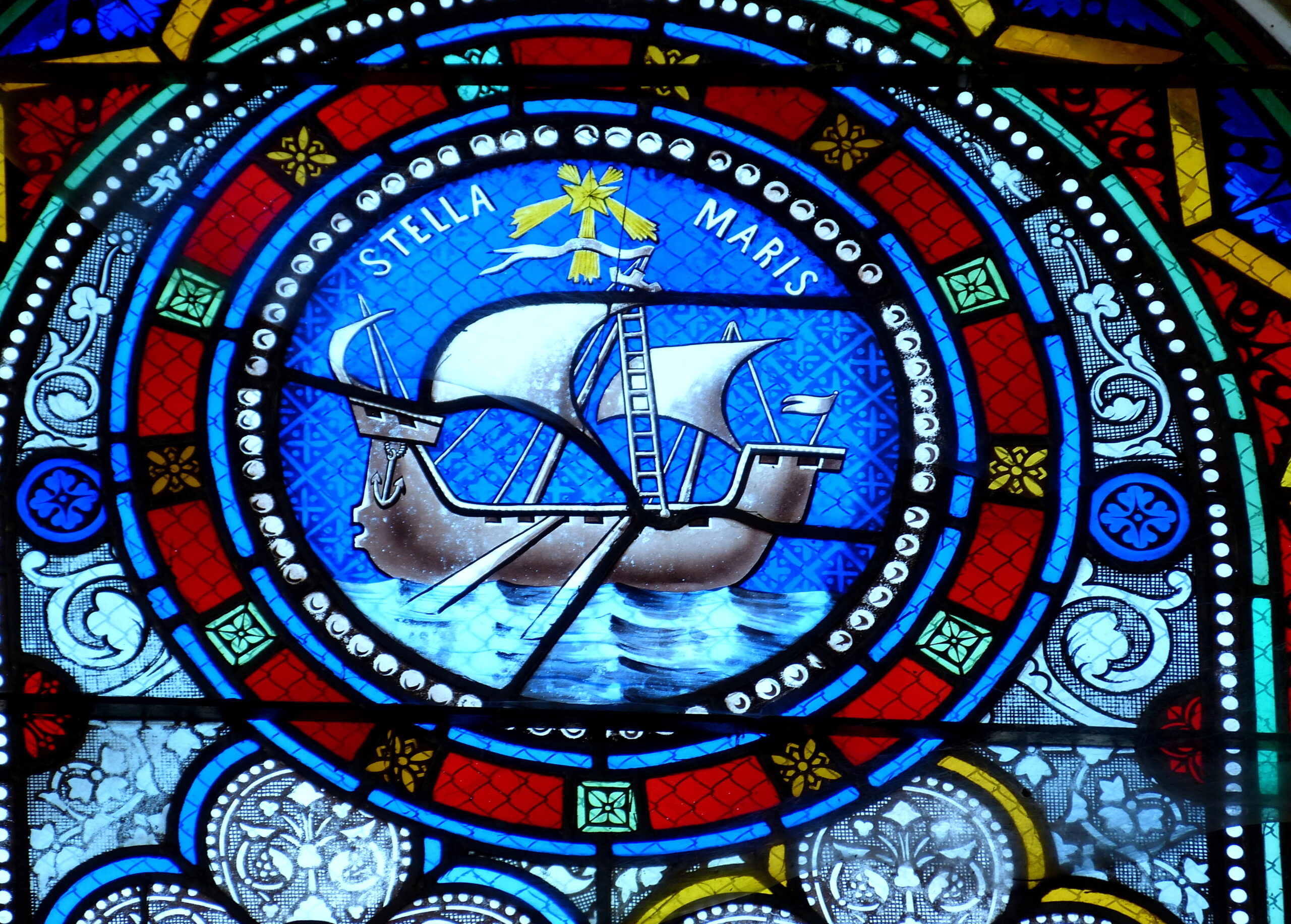 Stained glass of Our Lady, Star of the Sea photographed by Wolfgang Sauber, 2017. Eglise Notre-Dame de la Nativite / Wikimedia Commons