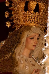 Weeping statue of Mary in the Cordoba Holy Week parade. Photographed by Frank Kovalchek / Wikimedia Commons