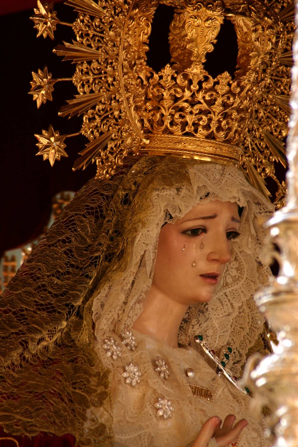Weeping statue of Mary in the Cordoba Holy Week parade. Photographed by Frank Kovalchek / Wikimedia Commons