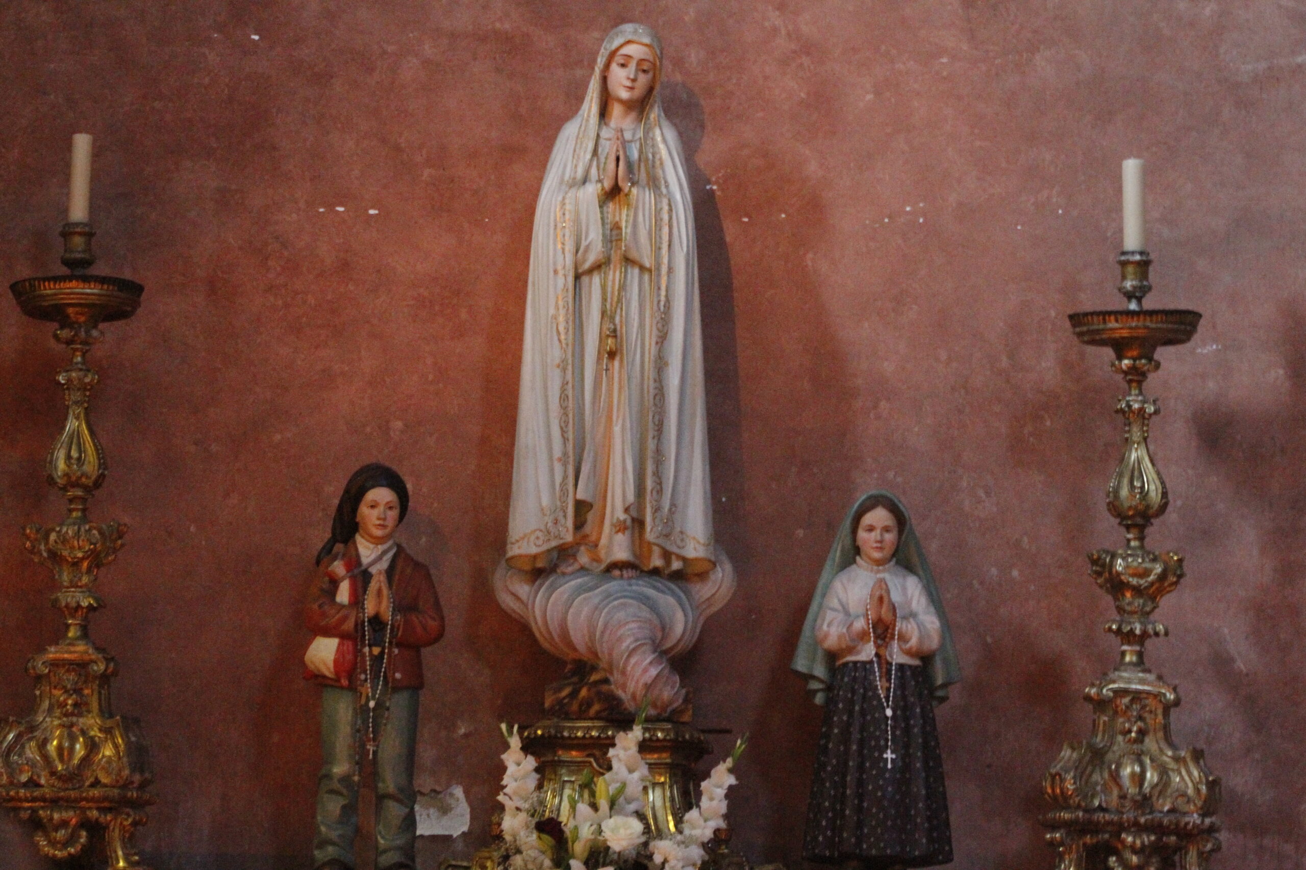Our Lady of Fatima and the Children by Jose Luiz Bernardes Ribeiro. January 21, 2013. Wikimedia Commons.