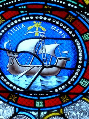 Stained glass of Our Lady, Star of the Sea photographed by Wolfgang Sauber, 2017. Eglise Notre-Dame de la Nativite / Wikimedia Commons