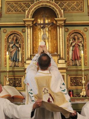 Tridentine Mass - Elevation of the Host, photographed by Servus Tuus / Wikimedia Commons