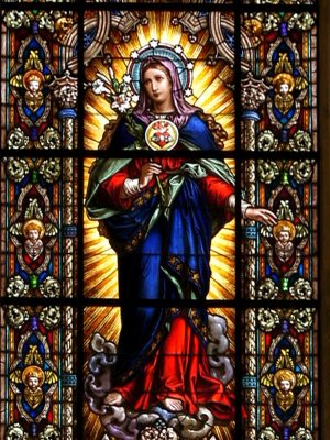 Stained glass window of the Immaculate Heart of Virgin Mary, choir of Cathedral of Cordoba, Spain (Wikimedia Commons)