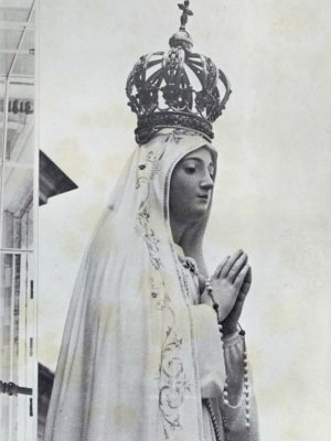 The Statue of Our Lady of Fatima by unknown photographer. May 13, 1968 / Wikimedia Commons.