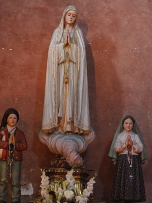 Our Lady of Fatima and the Children by Jose Luiz Bernardes Ribeiro. January 21, 2013. Wikimedia Commons.