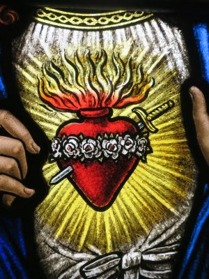 Immaculate Heart of Mary, stained-glass at Saint Mary of Perpetual Help Church. Defiance, Ohio / Wikimedia Commons